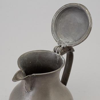 A PEWTER WINE JUG, 17th/18th century.