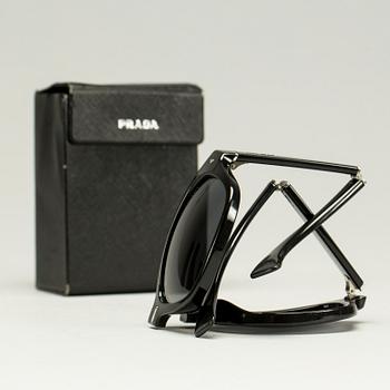 SOLGLASÖGON, Prada.