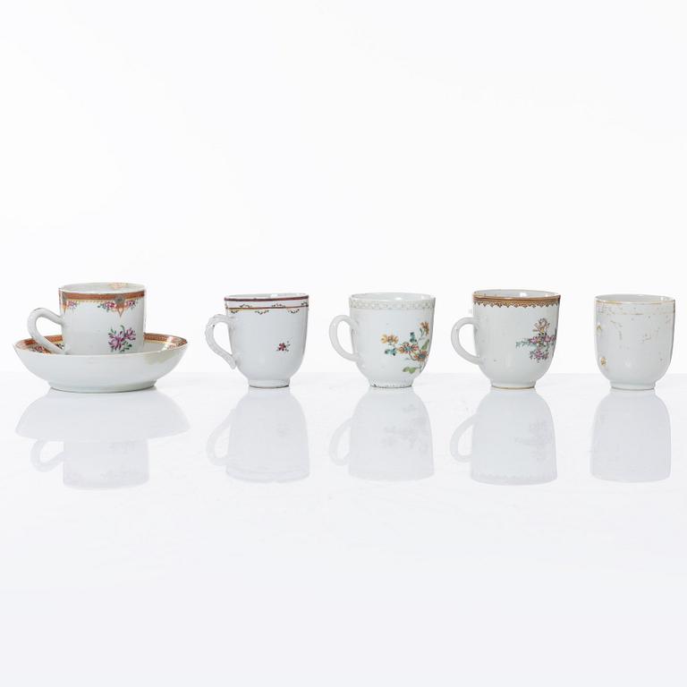 Koppar, fyra stycken, samt kopp med fat, vapenporslin, Qingdynastin, 1700-tal.