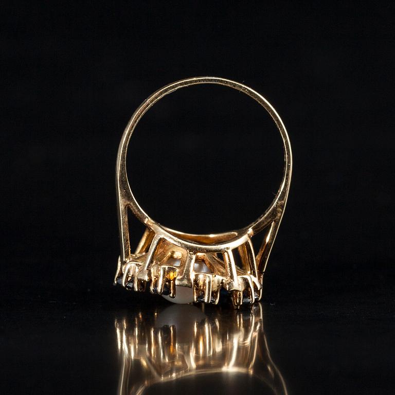 RING, 14K guld, 9 små safirer, en pärla i mitten. Finska importstämplar. Vikt 4,1 g.