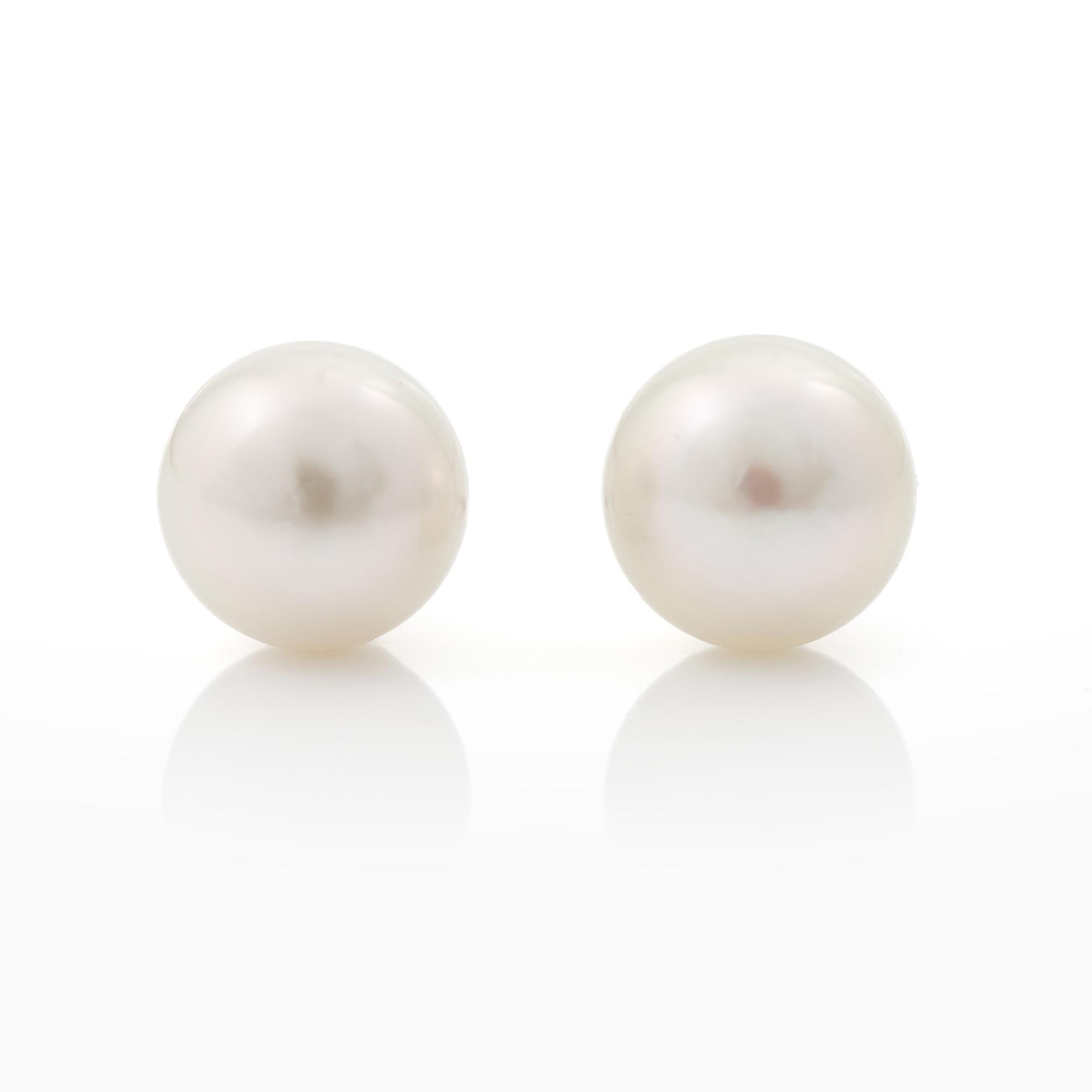 Earrings in 18K white gold with cultured freshwater pearls.