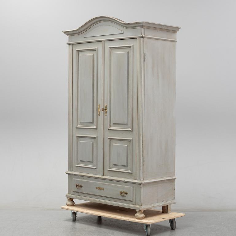 A cabinet from around 1900.