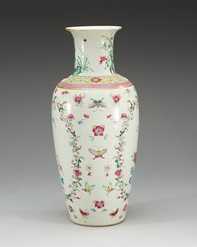 VAS, porslin. Qing dynastin, 1800-tal.