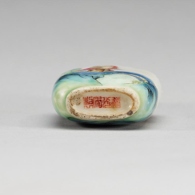 A fine porcelain snuff bottle, Qing dynasty with seal mark in red.