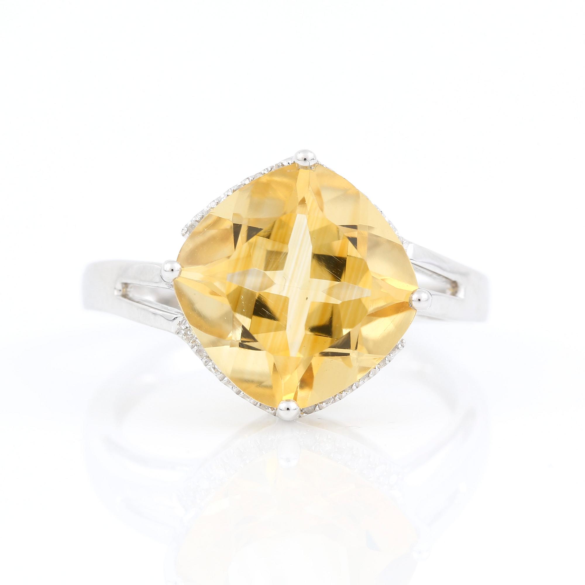 RING, 14K vitguld med citrin ca 4,70 ct och små diamanter tot ca 0,24 ct. Vikt 3,7 g.