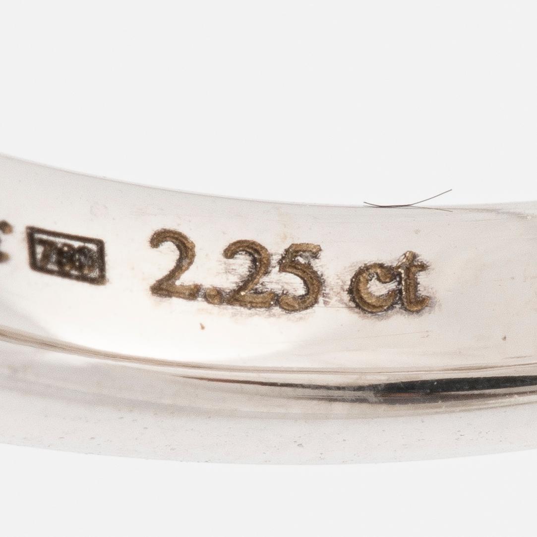 18K white gold half eternity ring with brilliant-cut diamonds.