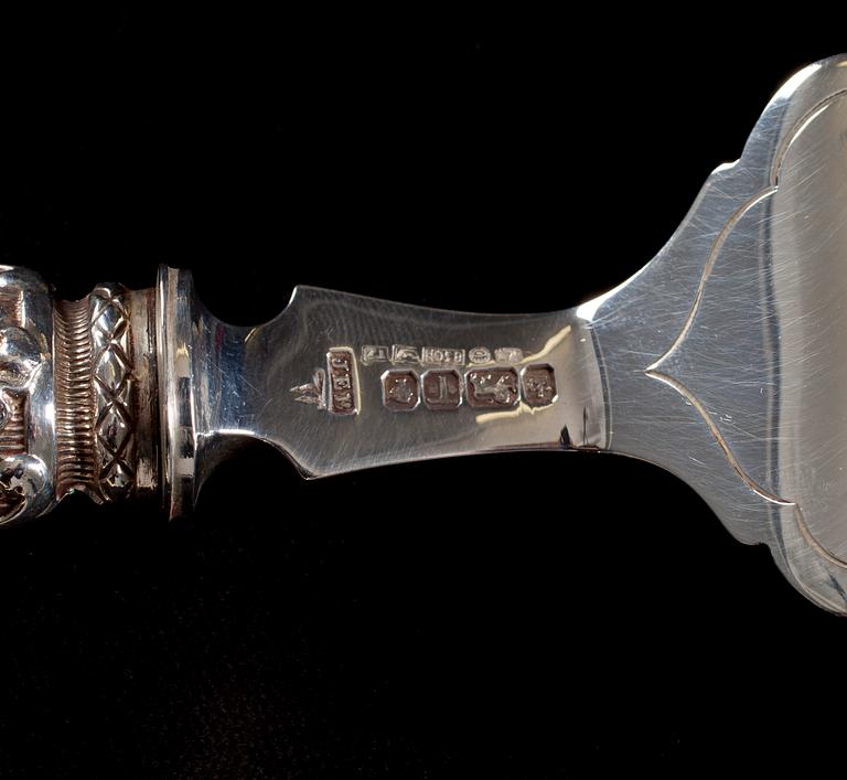 SERVERINGSBESTICK, 2 delar, silver, Sheffield 1886, England, bär finska kontrollstämplar. Tot. vikt ca 248,6 g.