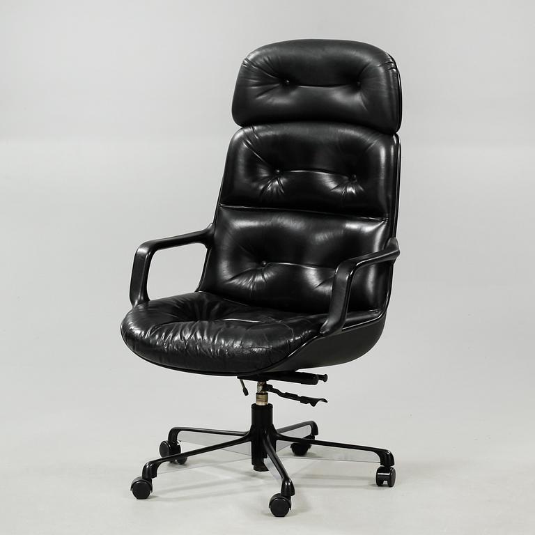 A 1980s office chair, labeled "Comforto".