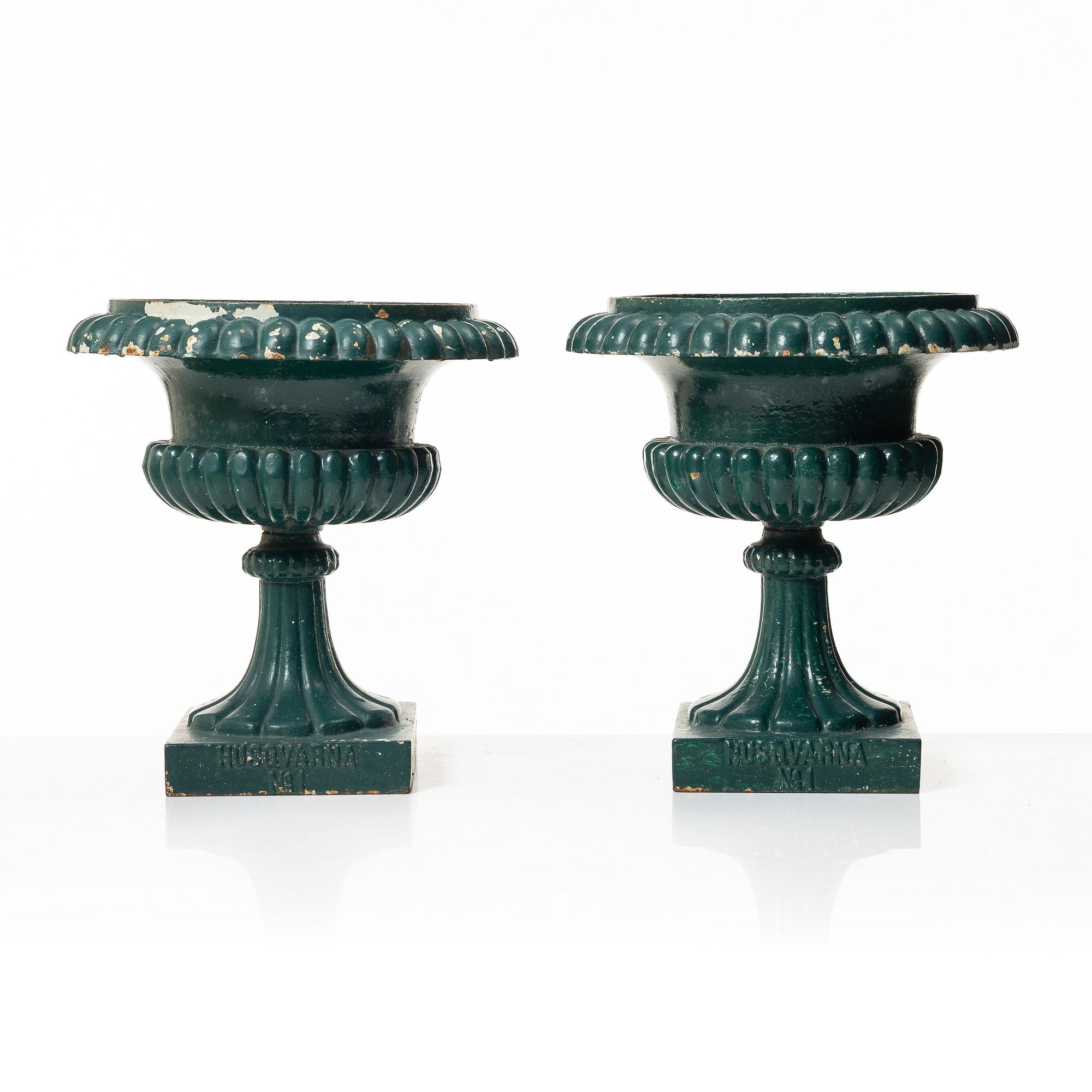 Trädgårdsurnor, ett par, No. 1, Husqvarna, omkring 1900.