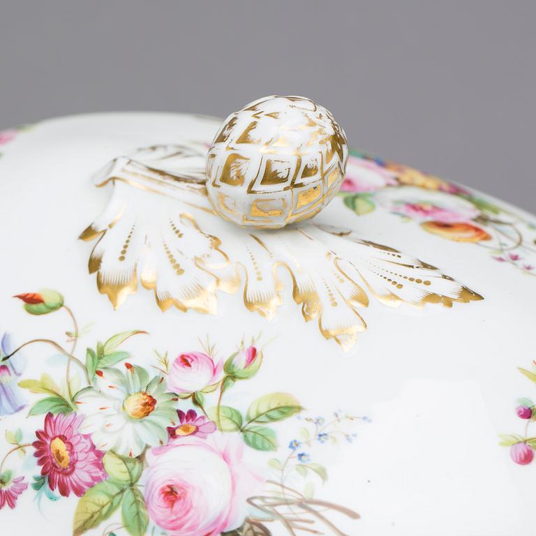 TERRIN med LOCK, porslin, 1900-tal.