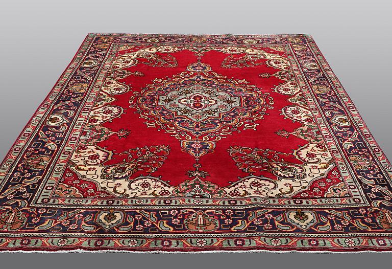 A carpet, Täbriz, 322 x 247 cm.