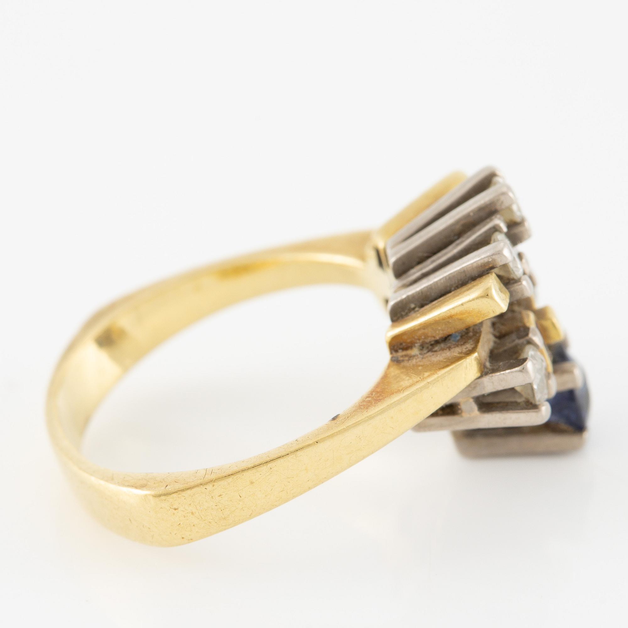 Ring, 18K guld med safir, gammal- och briljantslipade diamanter och rubiner.