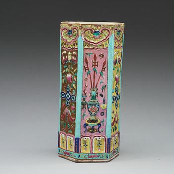 A famille rose vase, Qing dynasty, 19th Century.