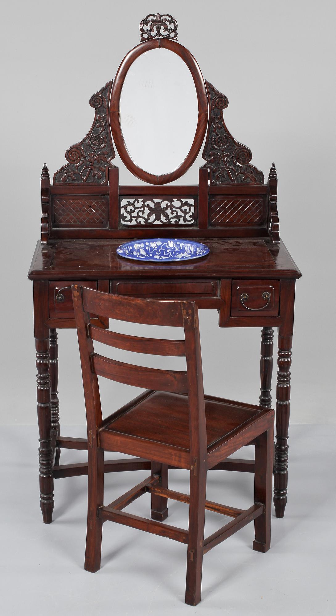 TOALETTBORD samt STOL, orientaliskt, 1900-talets senare hälft.