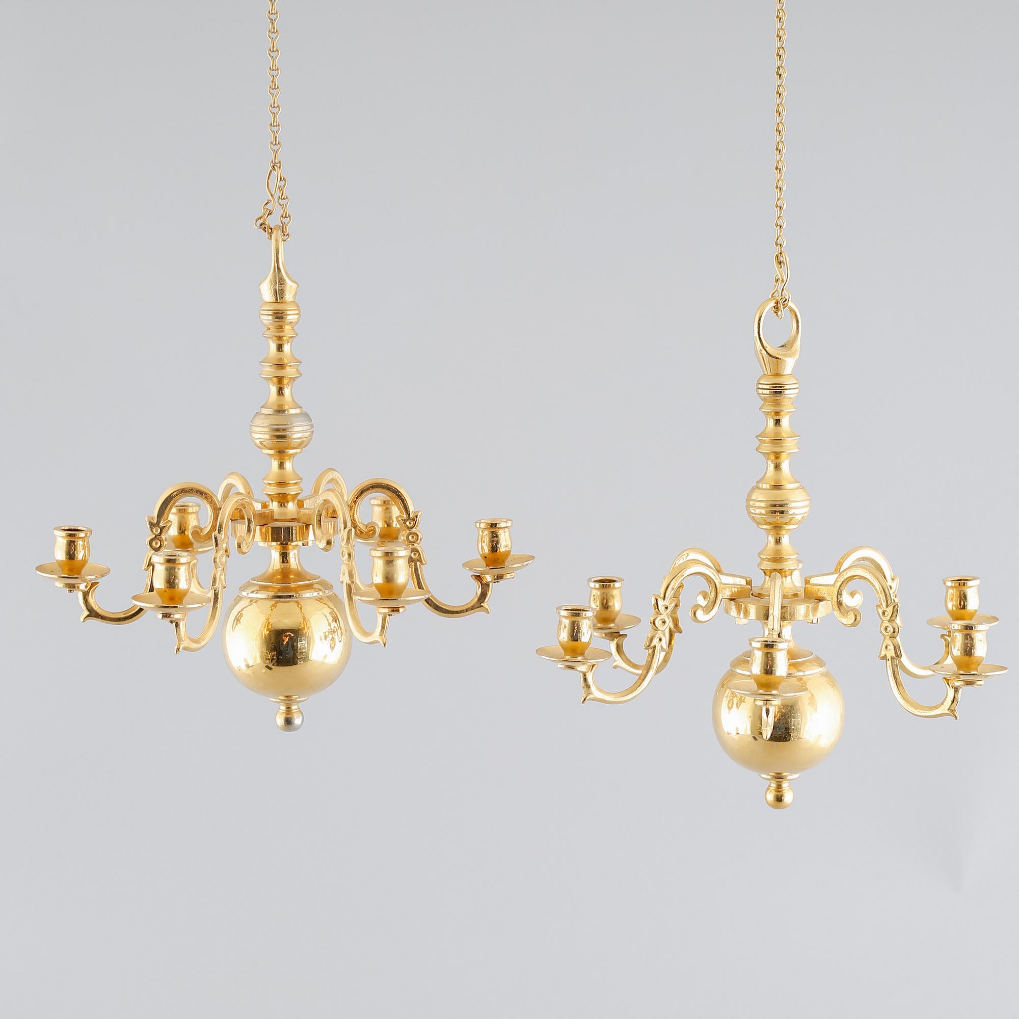 A pair of small baroque style chandeliers, late 20th century, hight 21 cm.