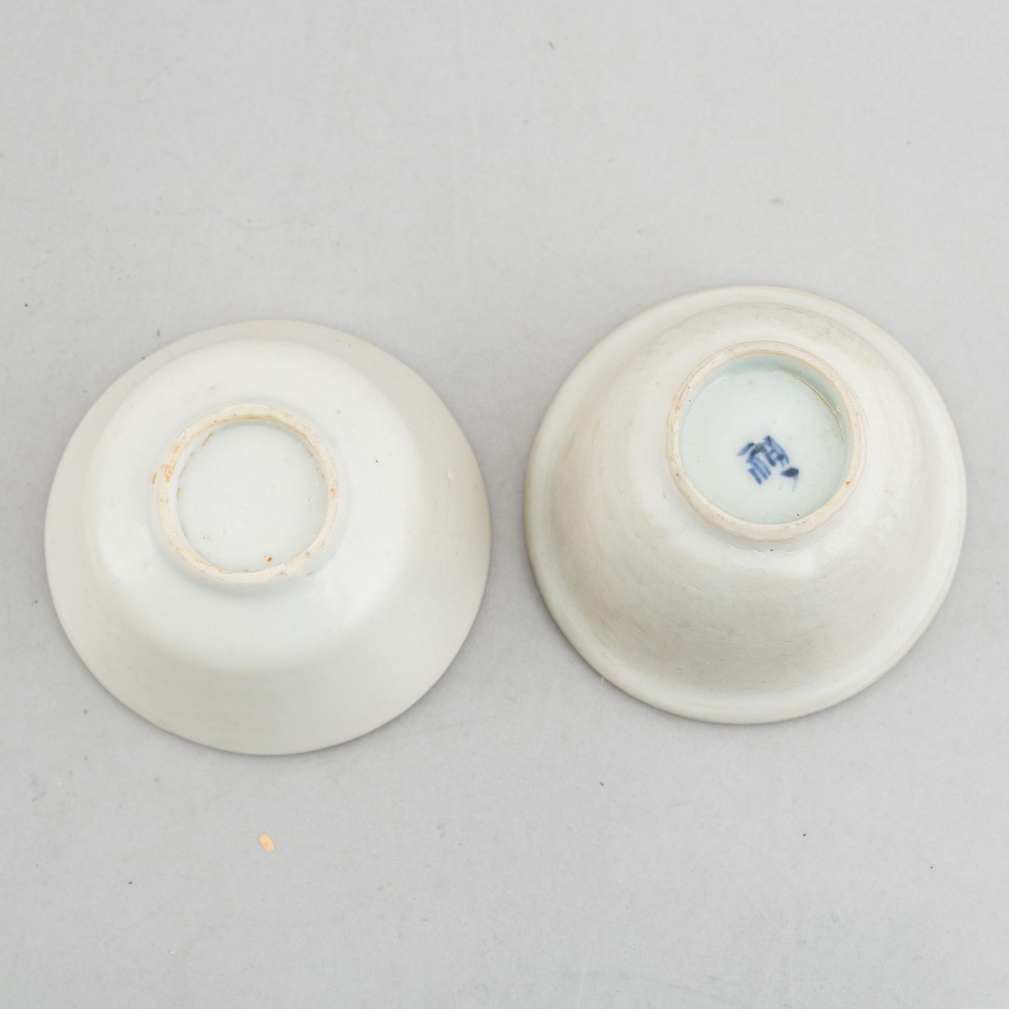 Two blue and white vases and two white glazed cups, China, late Qing dynasty and early 20th century.