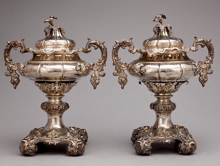 SOCKERSKÅLAR, ett par, silver, Gustaf Möllenborg, Stockholm, 1846. Tot vikt ca 1390g.