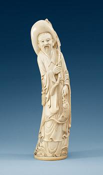 A large ivory figure of a fisherman, late Qing dynasty/early 20th Century.
