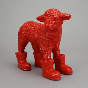 WILLIAM SWEETLOVE, skulptur, plast/konstmaterial "Cloned lamb with boots", signerad och numrerad 99/100.