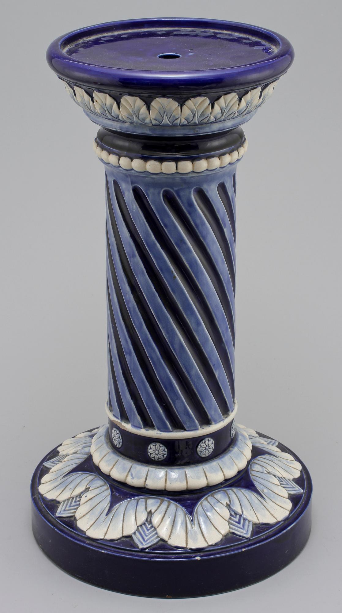 YTTERFODER på PIEDESTAL, majolica, Frankrike, 1900-tal.