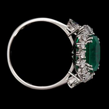 An emerald, app 3.50 cts, and drop- and brilliant cut diamond ring, tot. app. 1.10 cts.