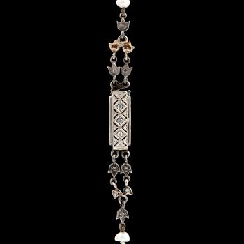 Pearl necklace, clasp with rose cut diamonds.