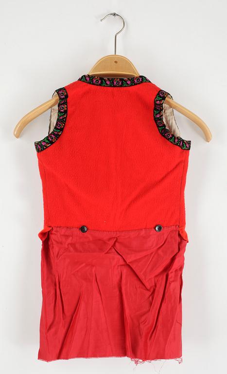 BARNFOLKDRÄKT samt DOCKDRÄKT, Hardanger Norge, troligen 1900-talets första hälft.