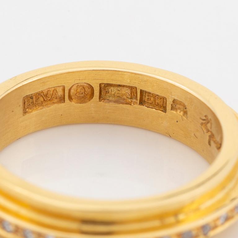 Efva Attling, 18K gold brilliant cut diamond ring.