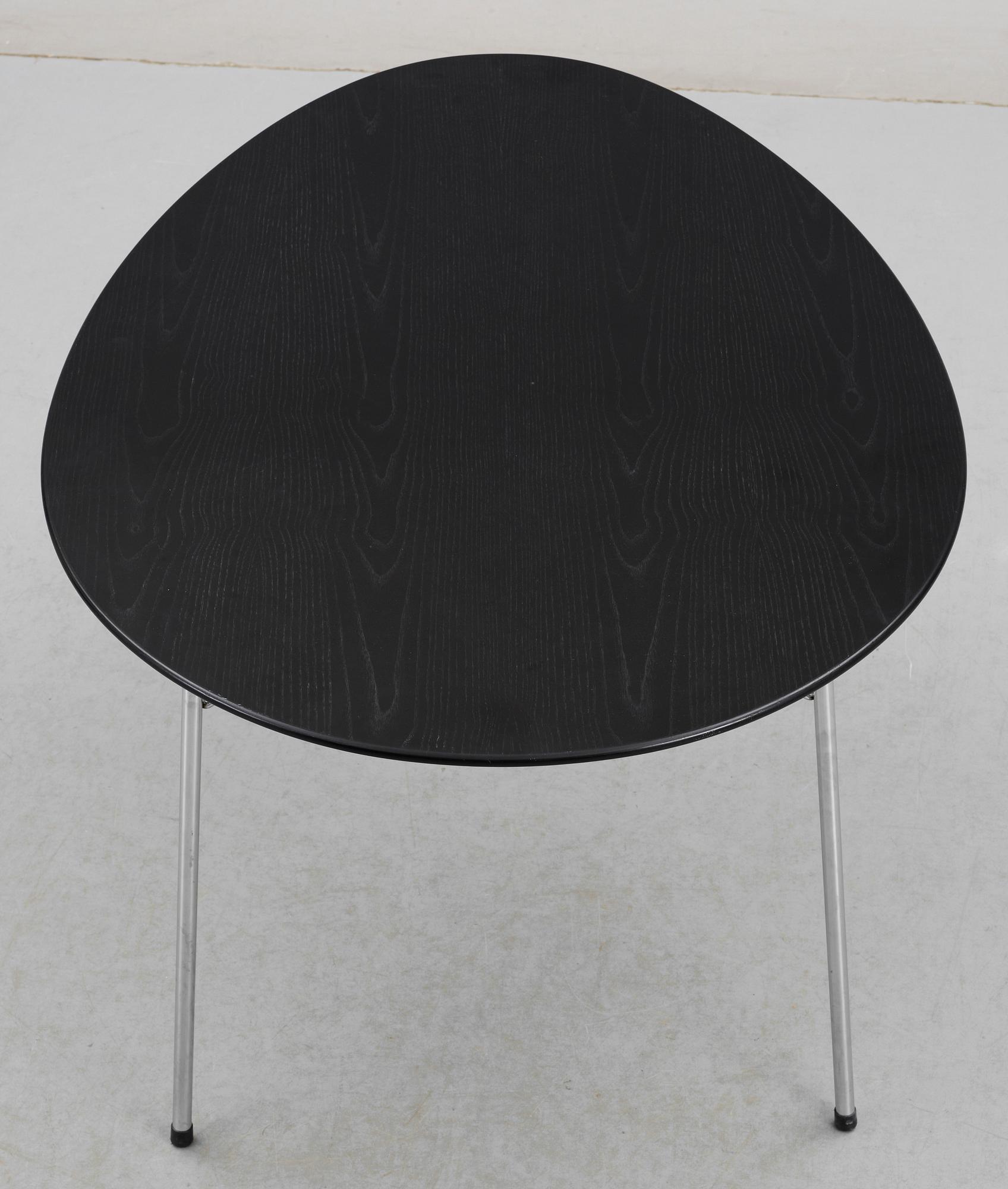 BORD samt STOLAR, 4 delar, "3603" resp "Myran", Arne Jacobsen för Fritz Hansen, 2002.
