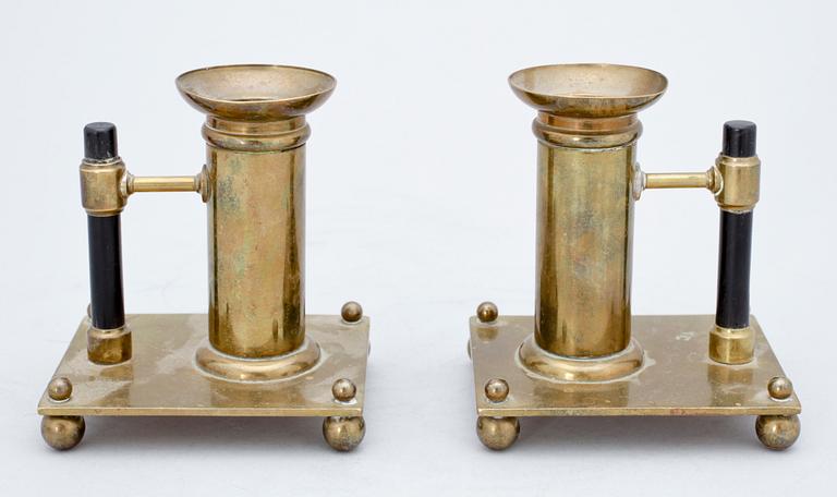 LJUSSTAKAR, ett par, mässing, i Christopher Dressers art, 1900-tal.