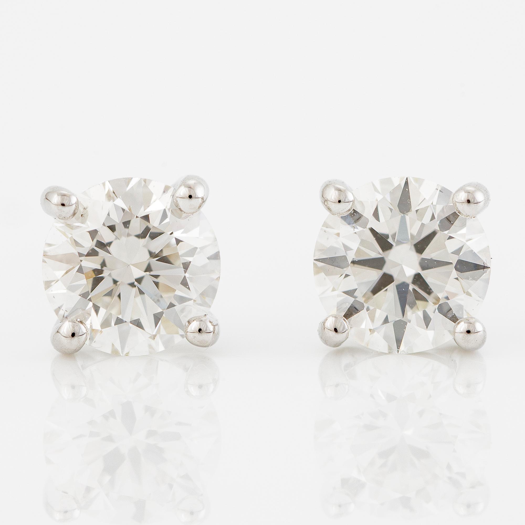 Earrings 18K white gold with brilliant-cut diamonds.