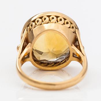 An 18K gold ring with a citrine. E.P. Alholinna, Helsinki 1957.