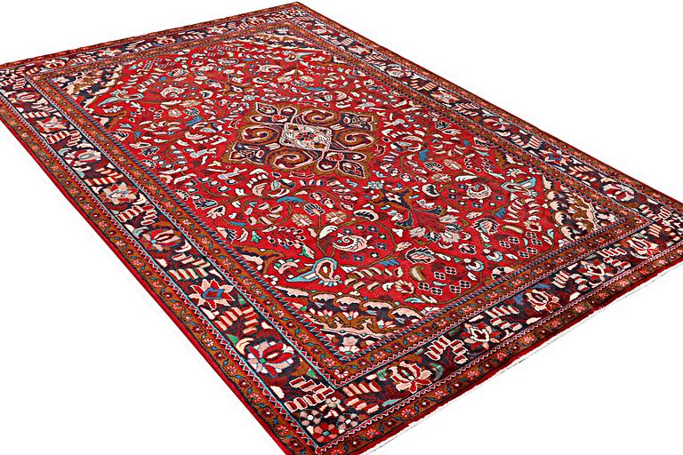 A Lilihan carpet, approximately 333 x 225 cm.