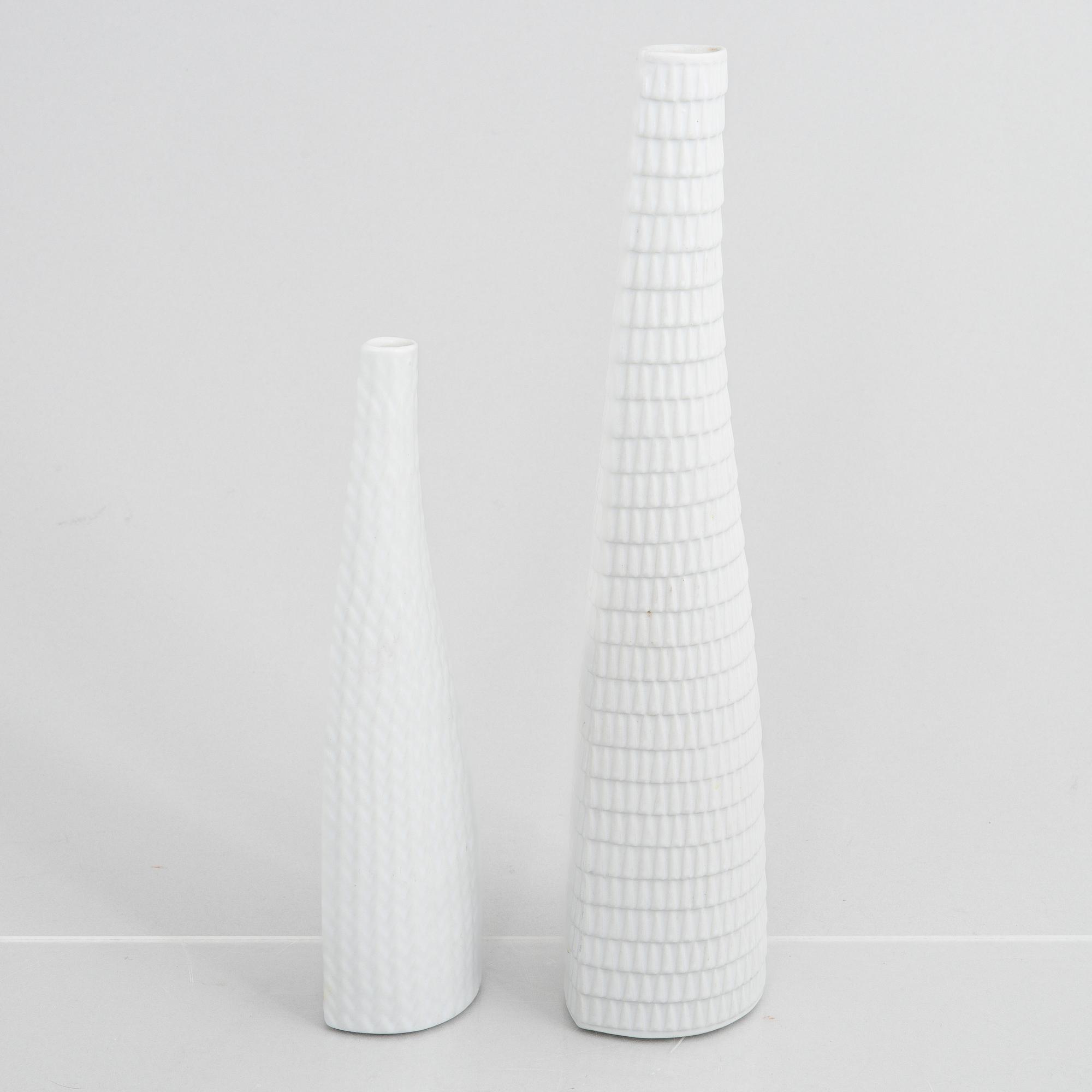 Stig Lindberg, a set of two stoneware vases, and two dish, "Reptil" and a vase "Fjäll", Gustavsberg 1953-63 and 1960-61.