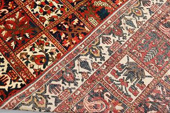 A Baktiari carpet, approx. 313 x 170 cm.