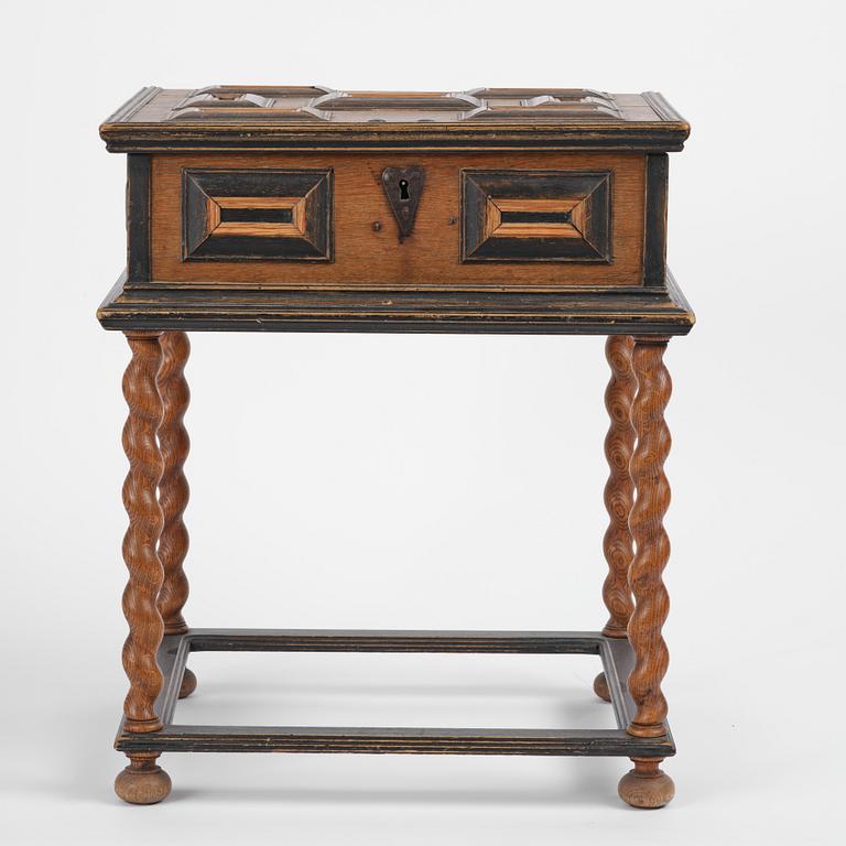 Schatull på benställning av Bruno Mathsson, Firma Karl Mathsson, Värnamo, 1933, samt 1700-tal.