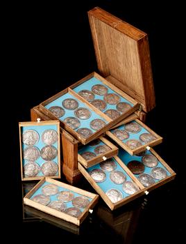 605. HEDLINGERS REGENTLÄNGD, 58 medals,.