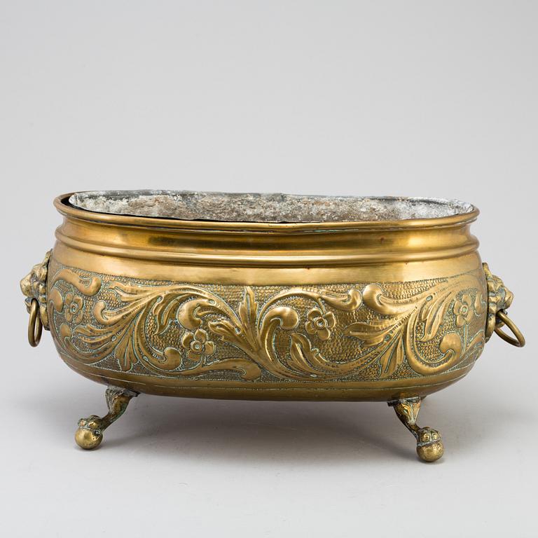 AN EARLY 19TH CENTURY BRASS JARDINIERE.