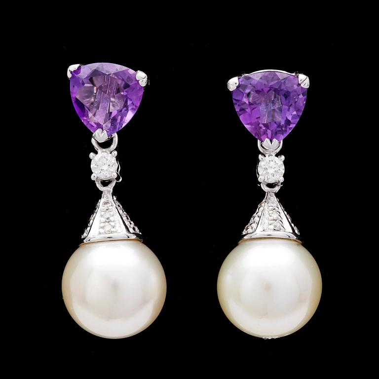 EARRIGNS, cultured South sea pearls, 11,4 mm, amethysts and brilliant cut diamonds, tot. 0.36 cts.
