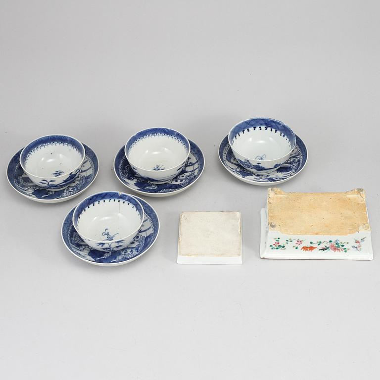 A set of a famille rose flower pot, four blue and white cups, and a small dish, late Qing dynasty.