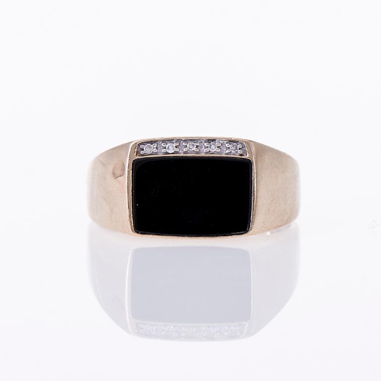 RING, 14K guld, 8/8-slipade diamanter, svart akryl. Kultasydän. Vikt ca 3,7 g.