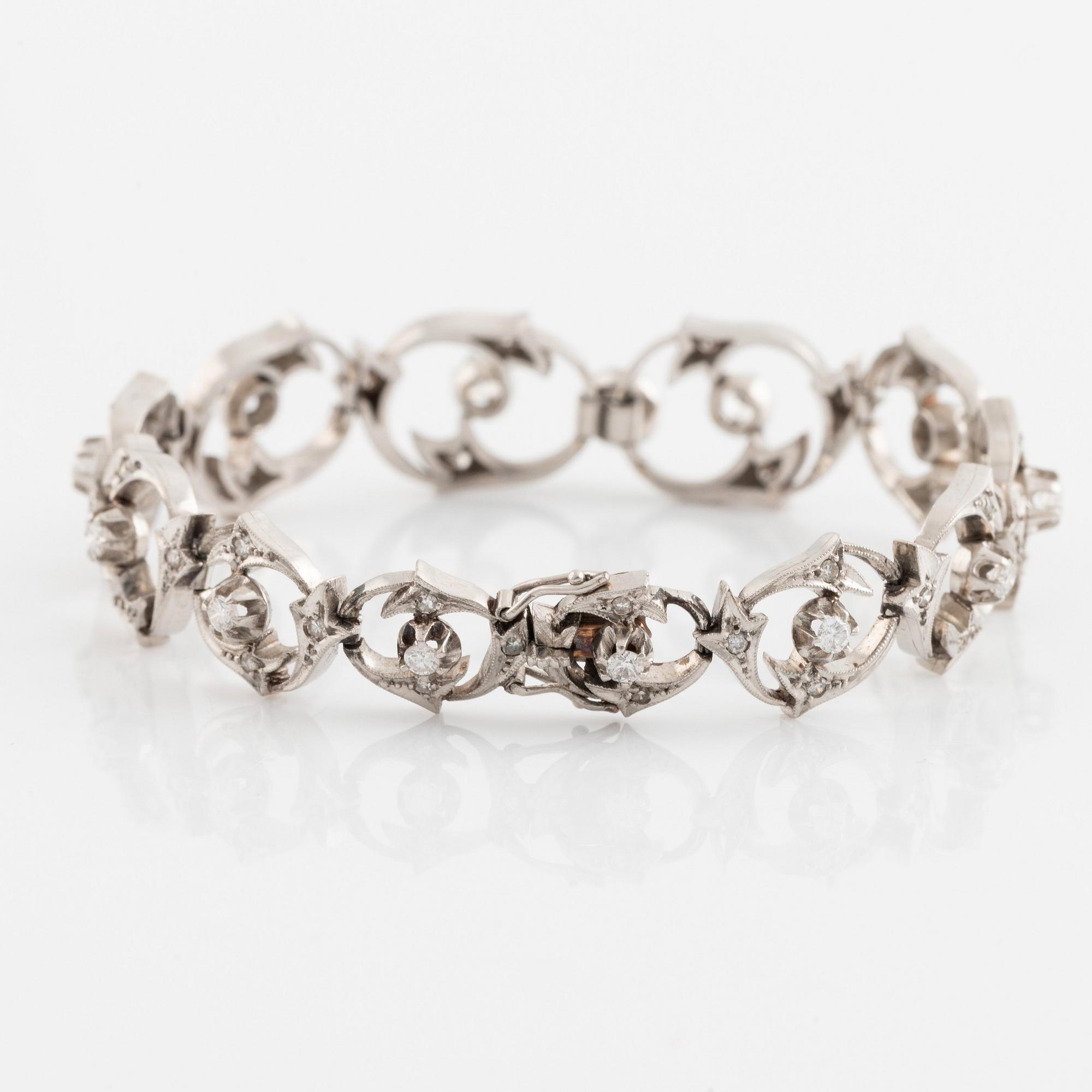 A bracelet set with round brilliant- and eight-cut diamonds.