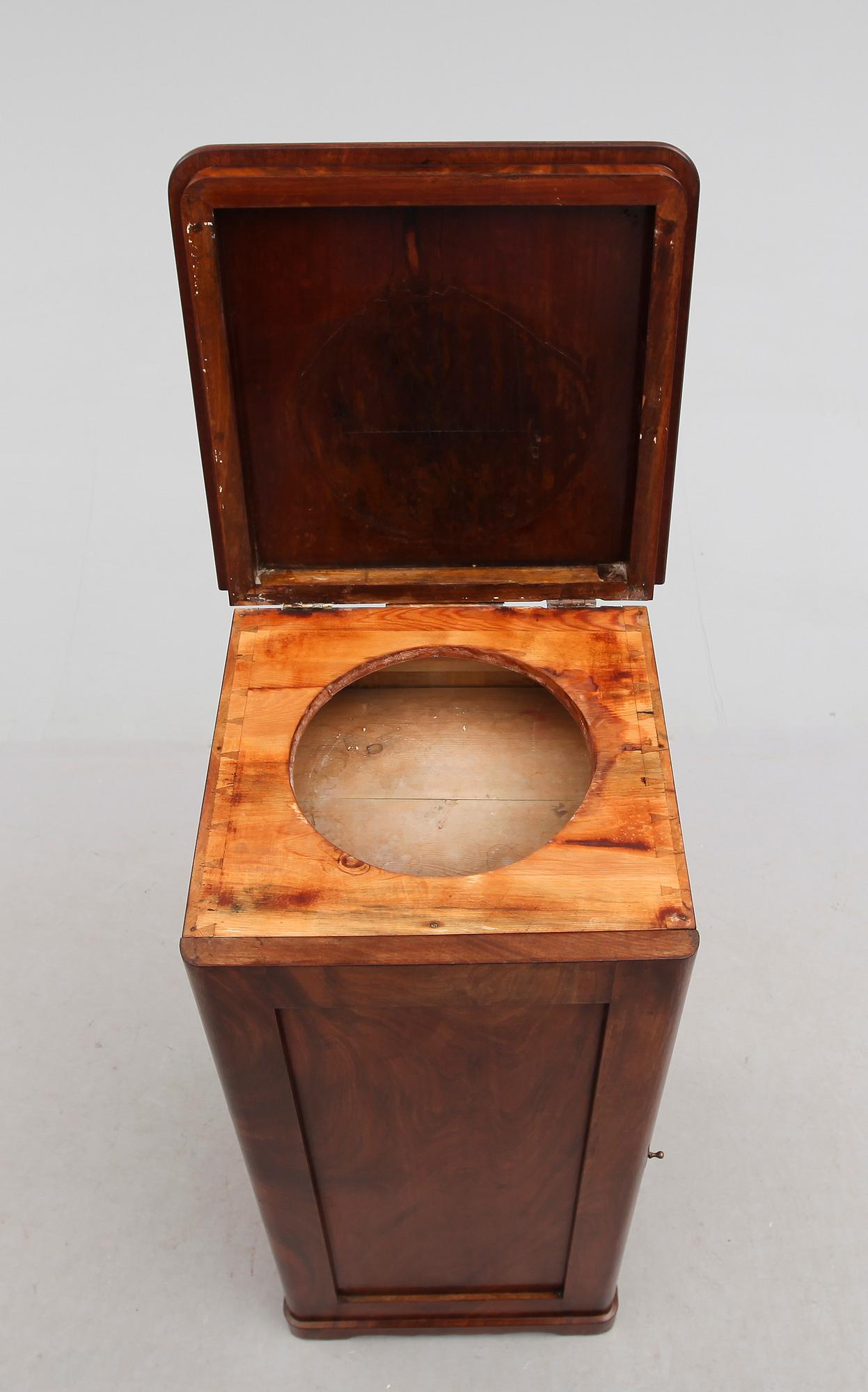 KOMMOD, 1800-talets mitt.
