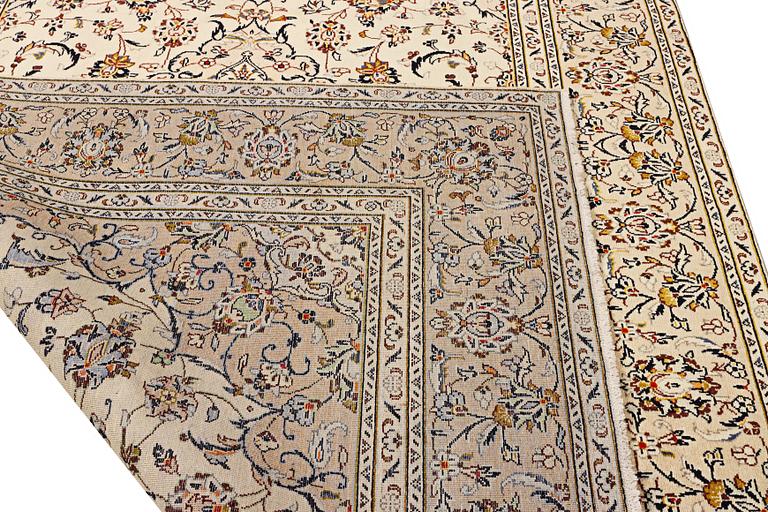 A Kashan carpet, a. 292 x 195 cm.