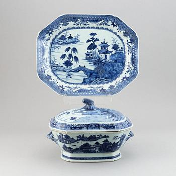 A blue and white tureen with cover and an export porcelain serving dish, Qing dynasty, Qianlong (1736-95).