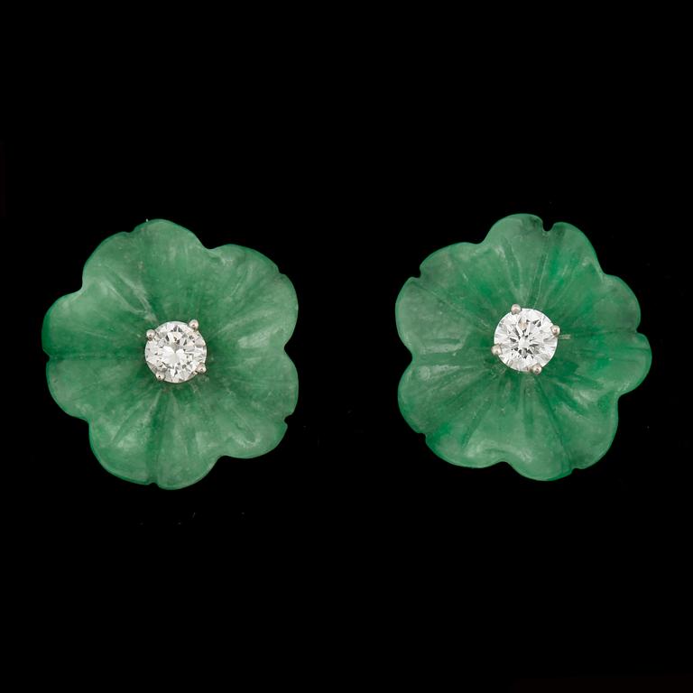 ÖRHÄNGEN, ett par, 14k vitguld med briljantslipade diamanter tot ca 0,56 ct samt snidad jade. Tot vikt ca 4,5 gram.