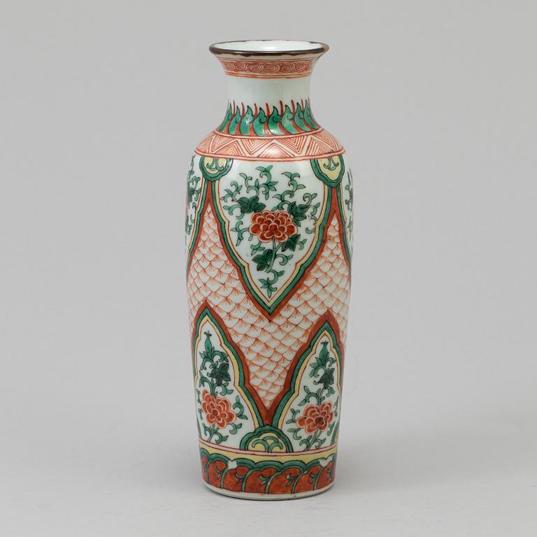 A Chinese wucai porcelain rouleau vase, Qing dynasty (1644-1912).