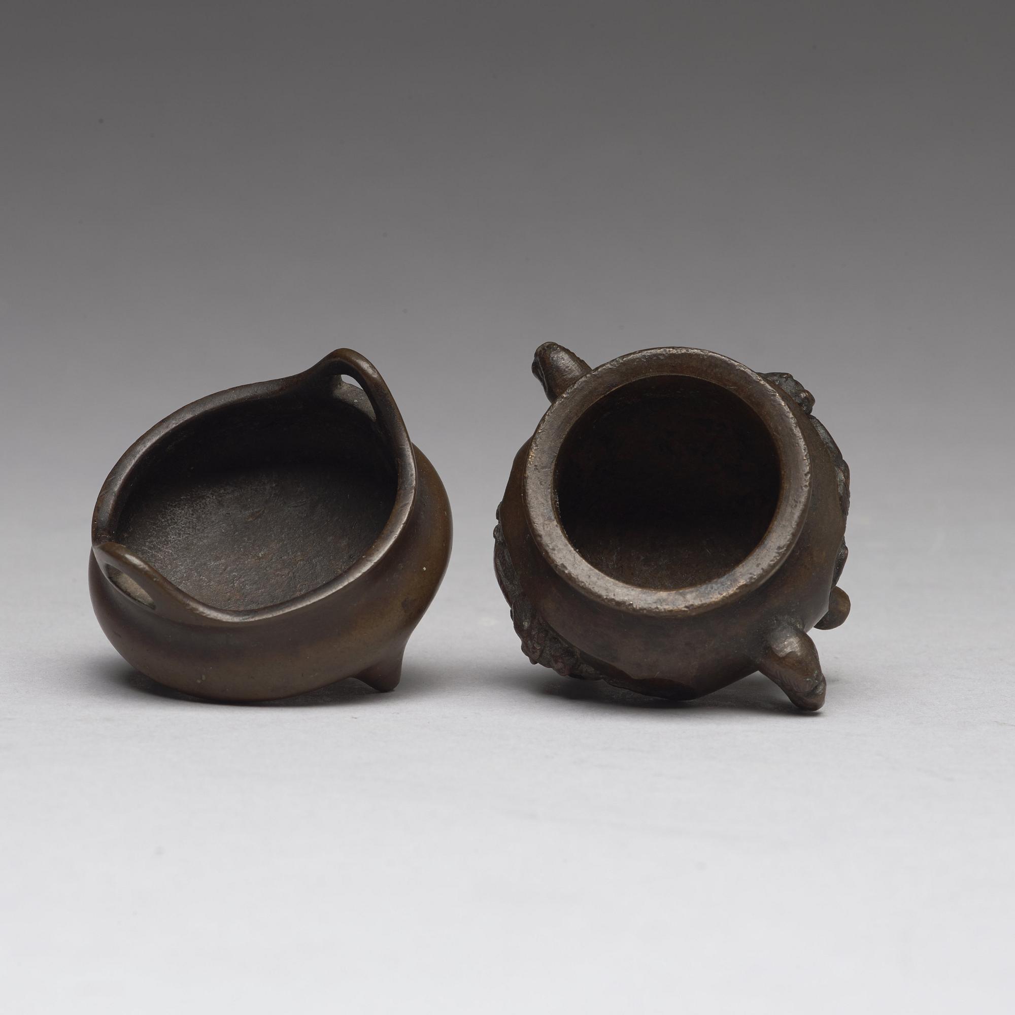 RÖKELSEKAR, ett par, brons, minityrer. Qingdynastin, 1800-tal.