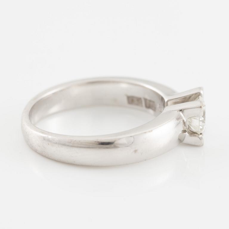 Ring in 18K white gold set with a brilliant-cut diamond weighing 0.49 ct according to the engraving.
