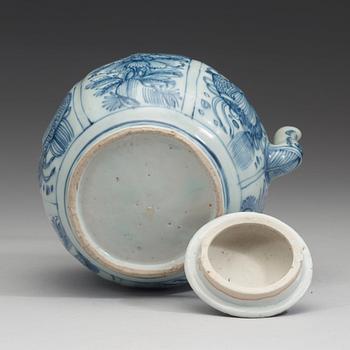 A blue and white porcelain teapot and cover, Ming dynasty (1368-1644).